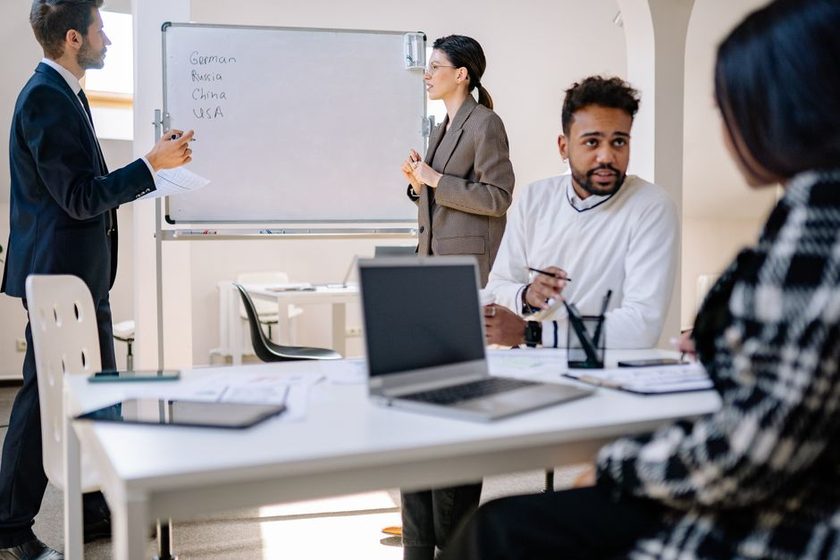 Equipe do Momento Certo reunida discutindo educação financeira e planejamento